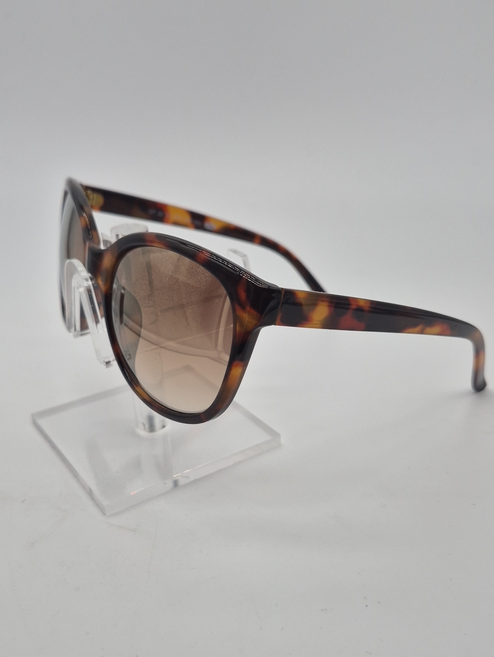 Uniqlo Tortoiseshell Cat-Eye Sunglasses with Brown Lenses